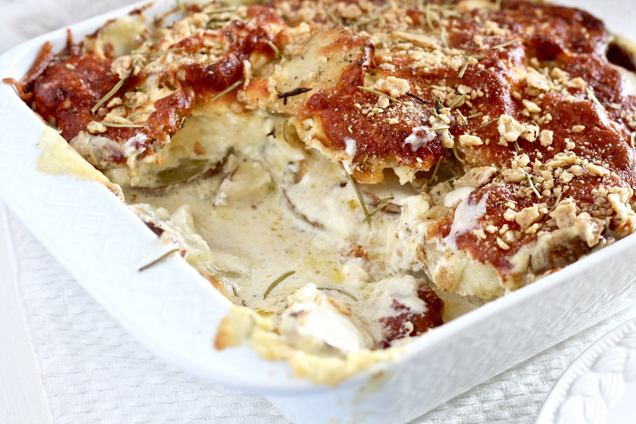 Friendsgiving Gluten Free Cheesy Au Gratin Potatoes | Milk & Honey Nutrition Friendsgiving Gluten Free Cheesy Au Gratin Potatoes with slice missing