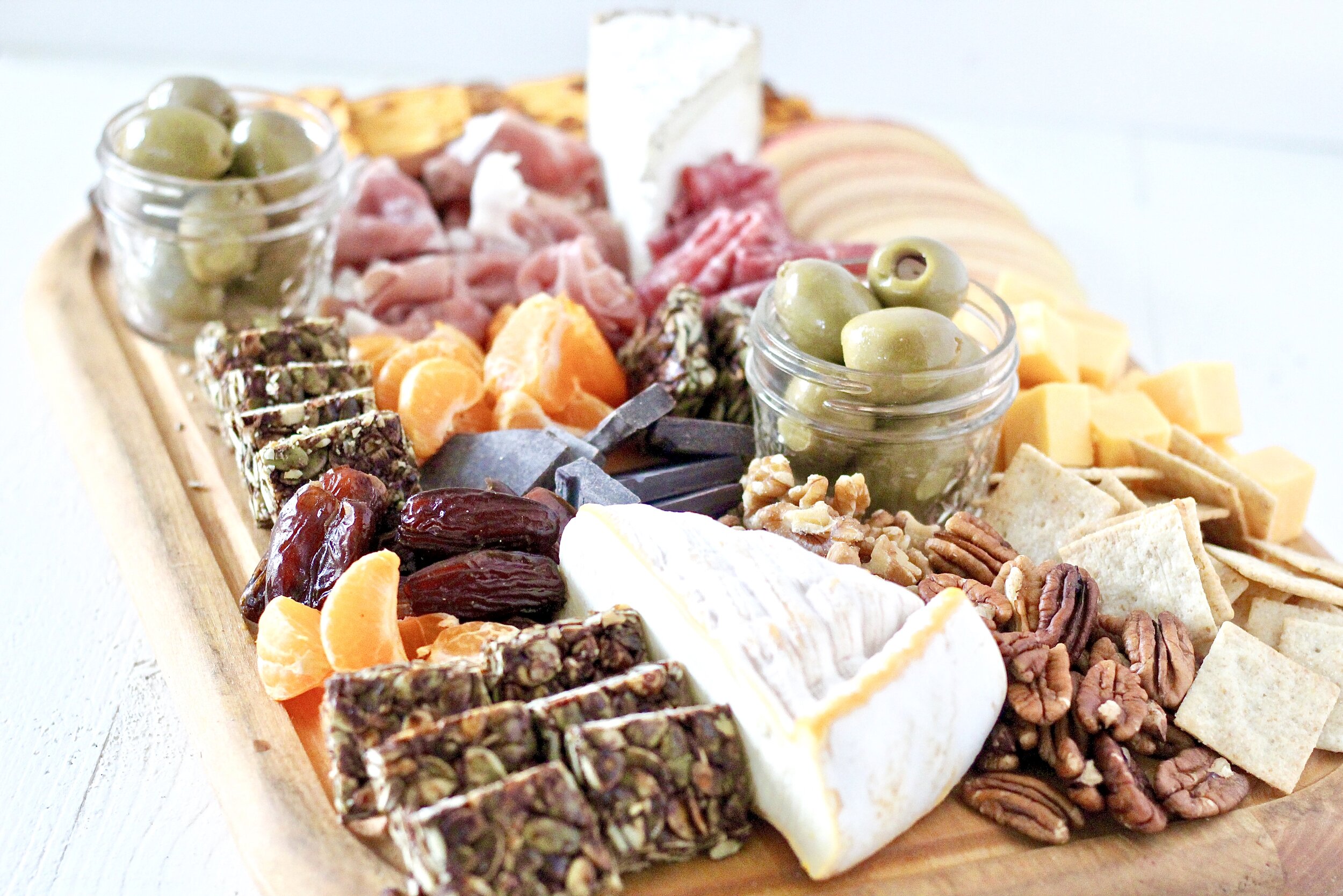 https://www.milkandhoneynutrition.com/wp-content/uploads/2020/02/Thanksgiving-Charcuterie-Board-for-Daytime-Snacking.jpeg