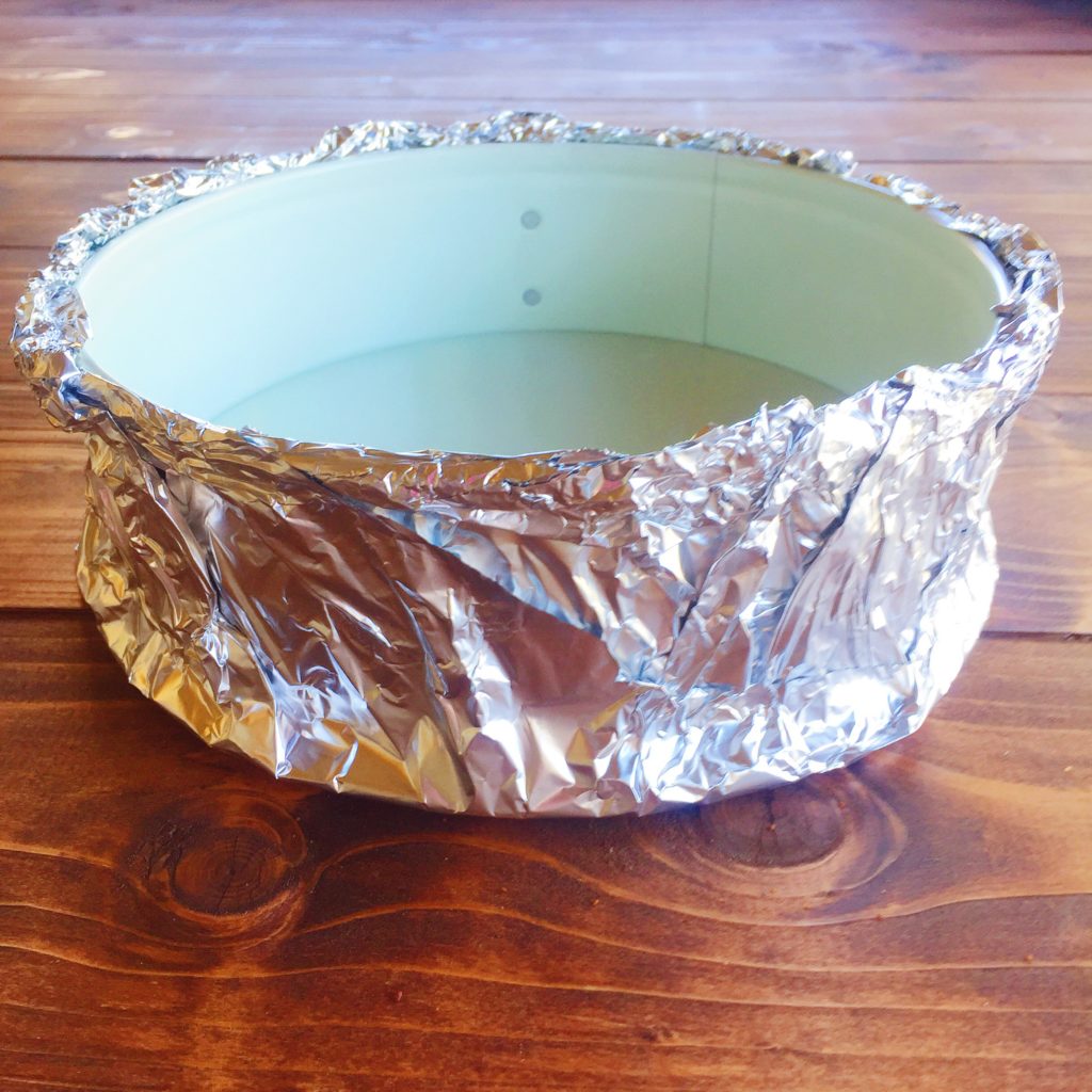 base to make cheesecake with outer aluminum foil