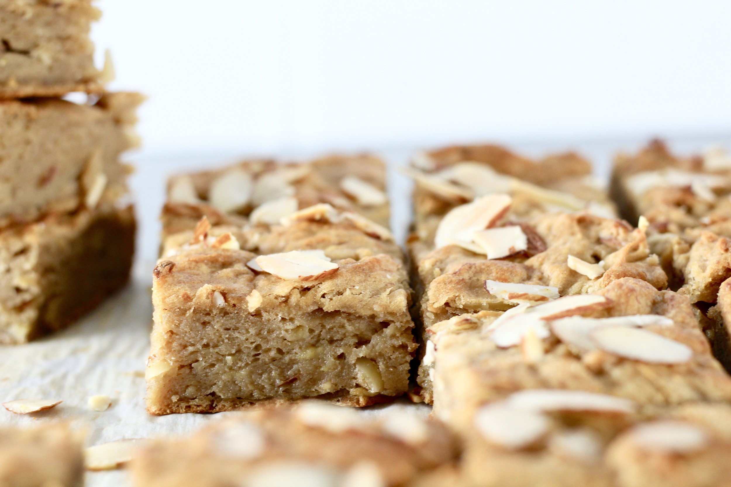 gluten free banana nut blondies | Milk & Honey Nutrition gluten free banana nut blondies