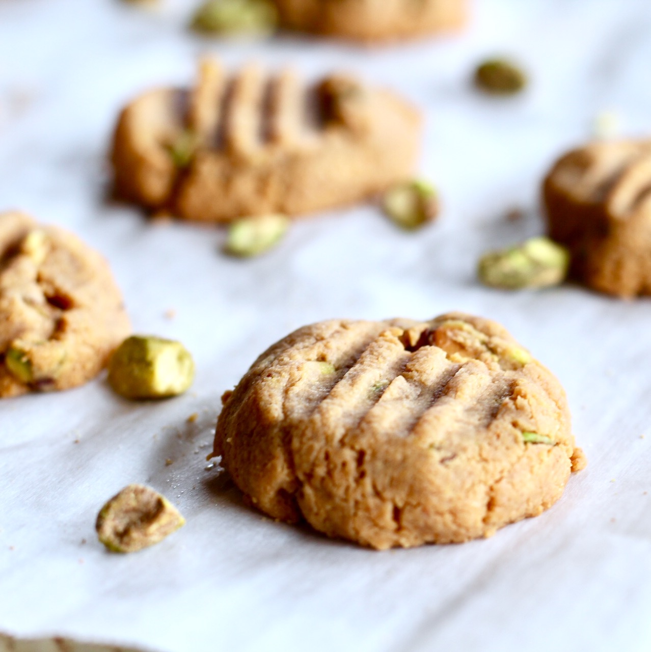 peanut butter pistachio cookies | Milk & Honey Nutrition peanut butter pistachio cookies