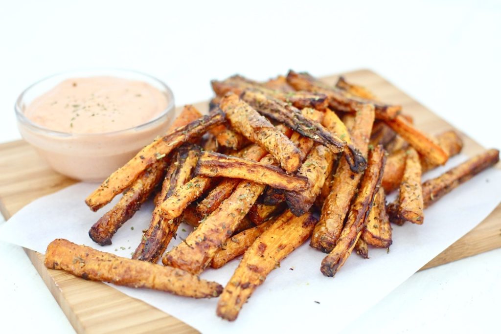carrot fries from air fryer with sauce