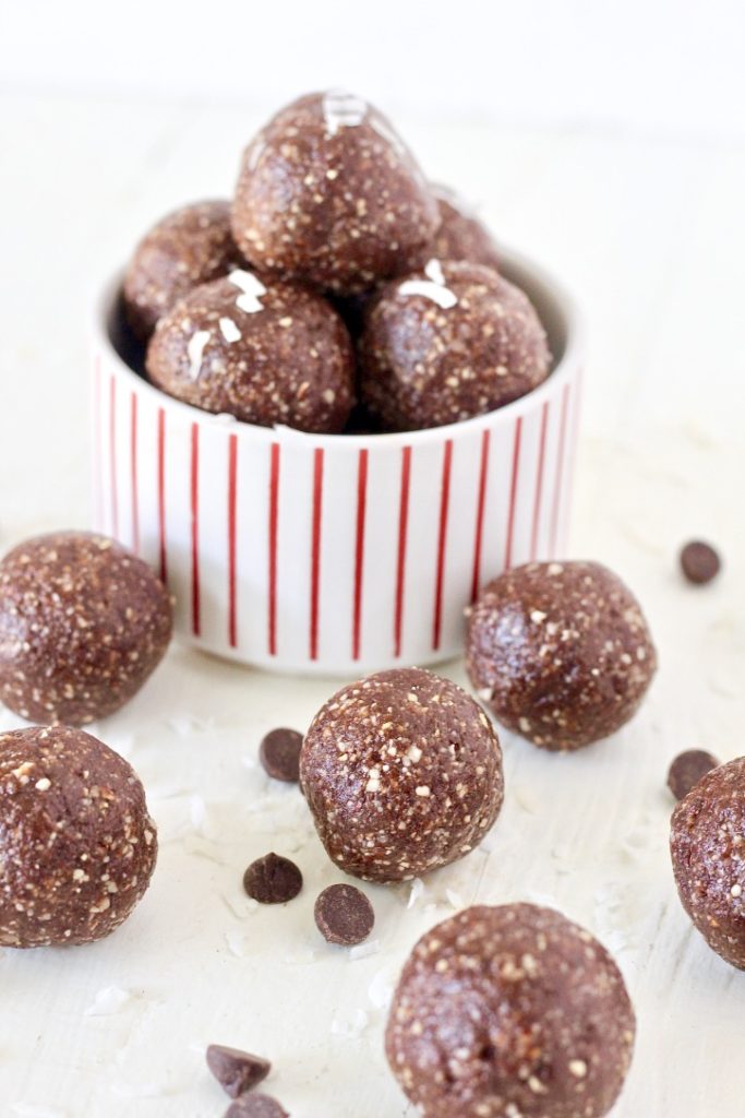 Chocolate Peppermint Energy Bites 4 | Milk & Honey Nutrition diabetes desserts chocolate peppermint energy bites