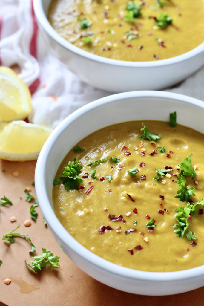 slow cooker lentil soup with red pepper flakes and parsley